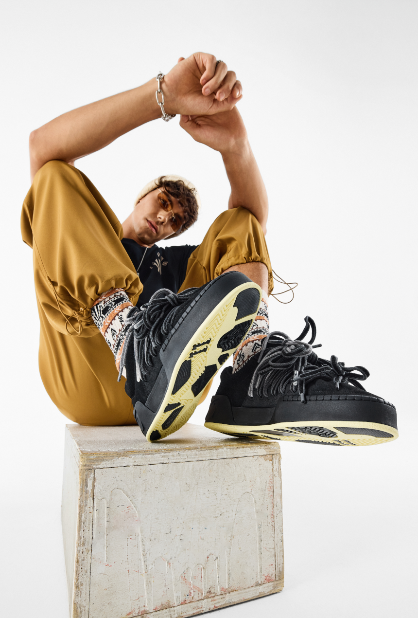 ANTA Hélà Style "Roots" Lifestyle Sneaker by Kyrie Irving Model Look