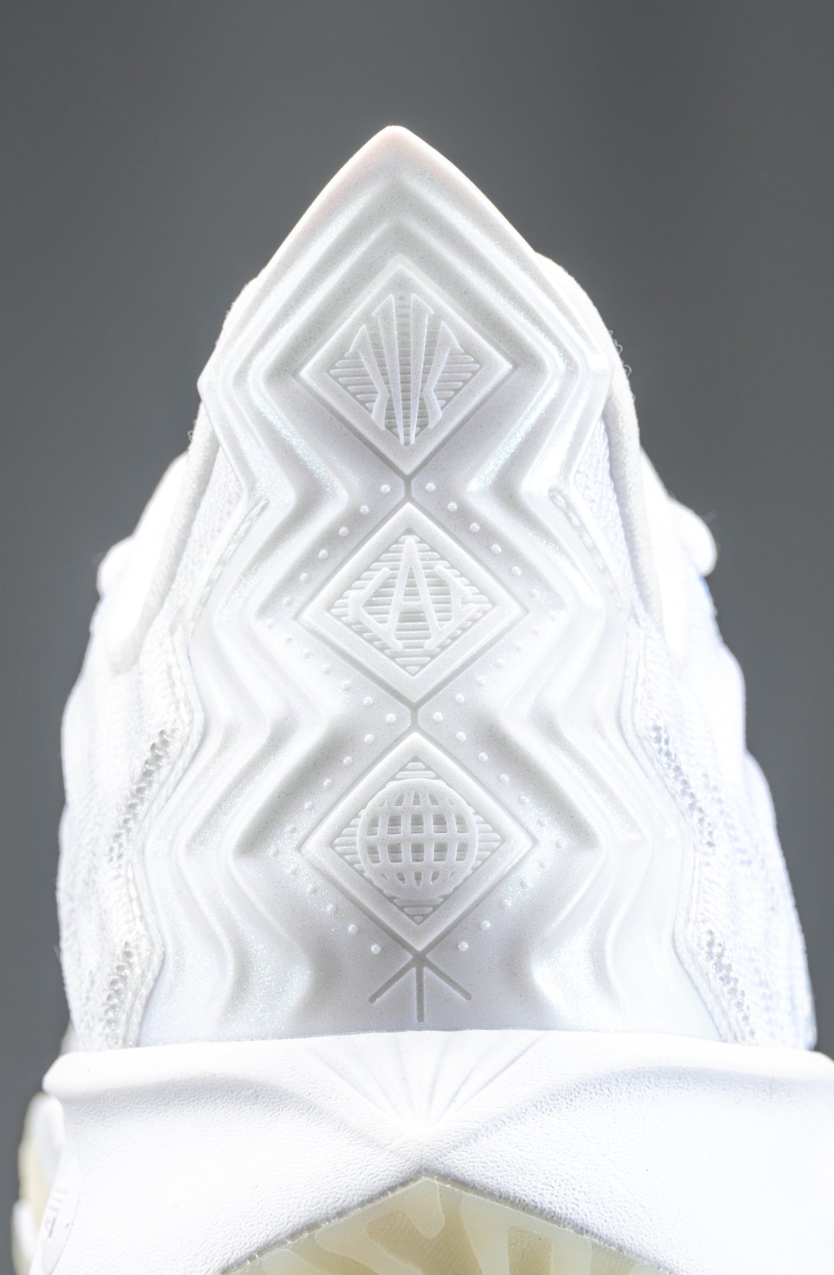 ANTA KAI2「White Ghost」US10 ANTA KAI 2 “White Phantom”: Ghost in Motion, Light in the Dark