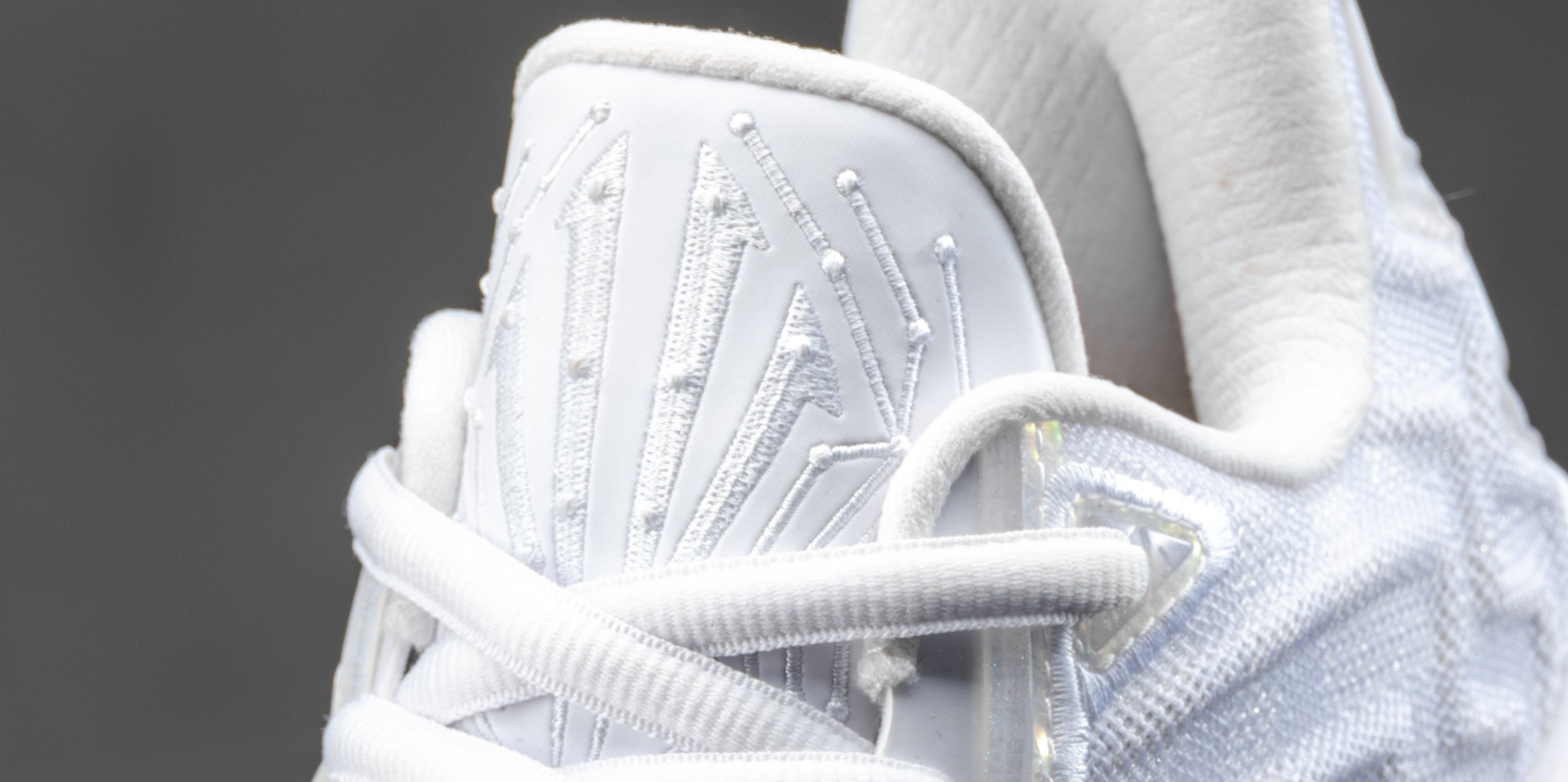 ANTA KAI2「White Ghost」26.5 ANTA KAI 2 “White Phantom”: Ghost in Motion, Light in the Dark
